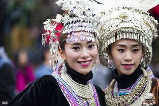 苗族美女吃甜蜜瓜