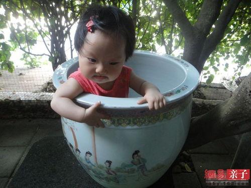 孩子搞笑吃瓜,小宝贝搞笑吃瓜瞬间