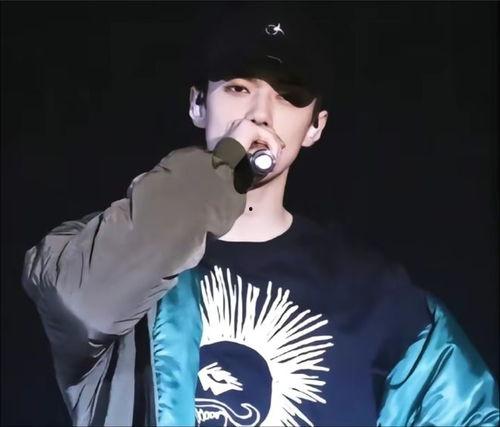 吴世勋吃瓜图,太可爱了!