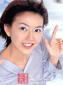 孙燕姿喝水吃瓜,展现健康生活态度